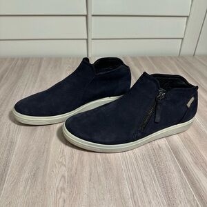 Ecco Blue and White Chukka Boots with Streamlined Design